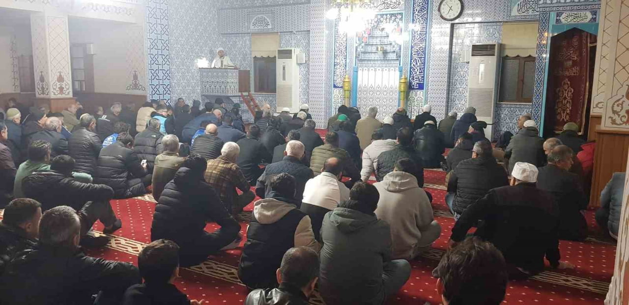 İLÇEDE VE DİĞER CAMİLERDE VATANDAŞLAR TARAFINDAN YOGUN KATILIM SAĞLANDI