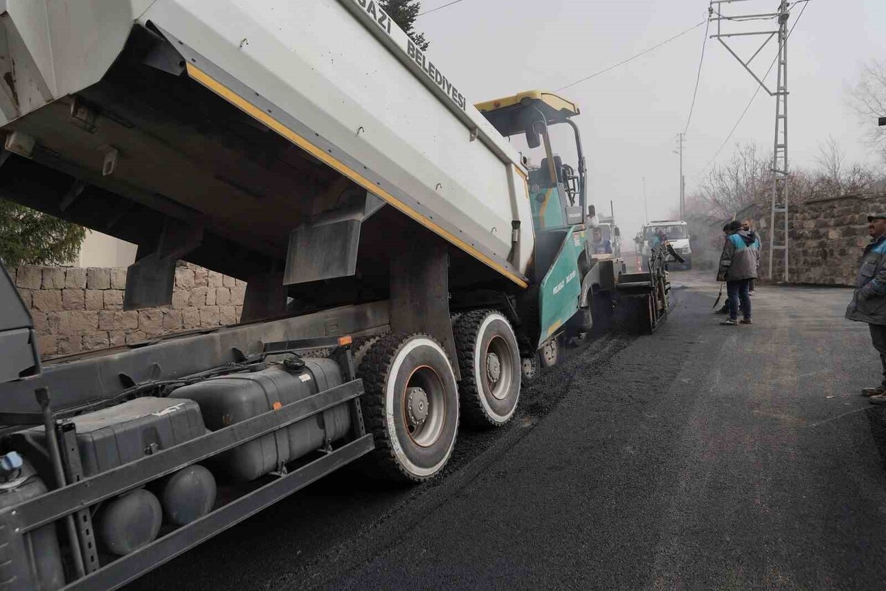İLÇEDEKİ ULAŞIM AĞINI AKICI, KONFORLU VE GÜVENLİ HALE GETİRMEK İÇİN ÇALIŞAN MELİKGAZİ BELEDİYESİ...