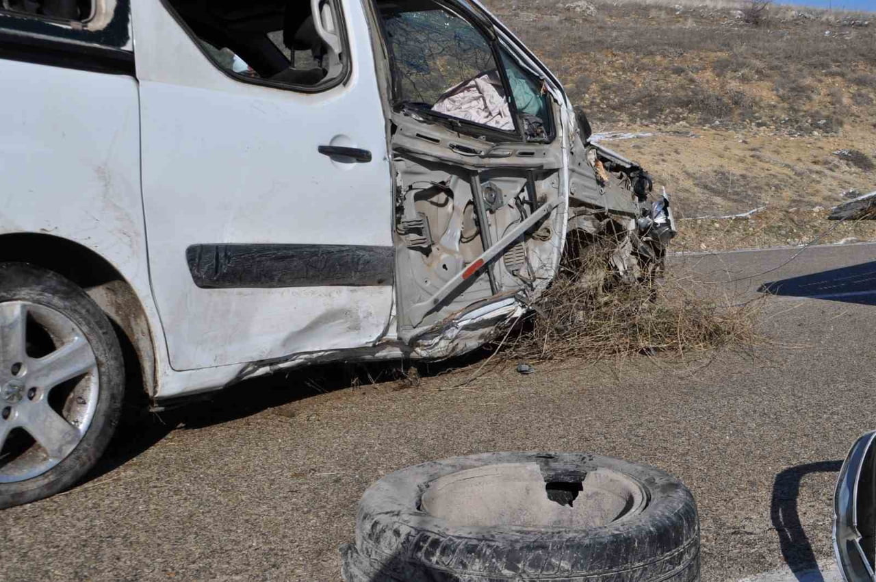 İLEĞİ KÖYÜ DEVECİ ÇEŞMESİ MEVKİİNDE GİZLİ BUZLANMA NEDENİYLE KONTROLDEN ÇIKAN OTOMOBİL ŞARAMPOLE...