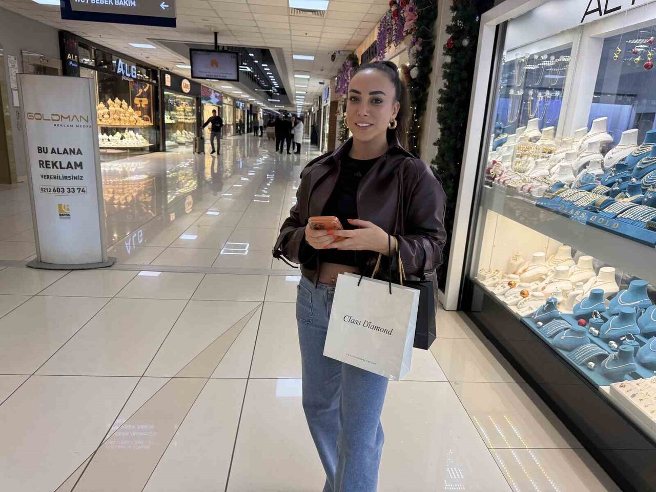 İNDİRİMLERDEN DUYDUĞU MEMNUNİYETİ DİLE GETİREN VE ÇOK SAYIDA ÜRÜN ALDIĞINI BELİRTEN TÜKETİCİ KÜBRA...