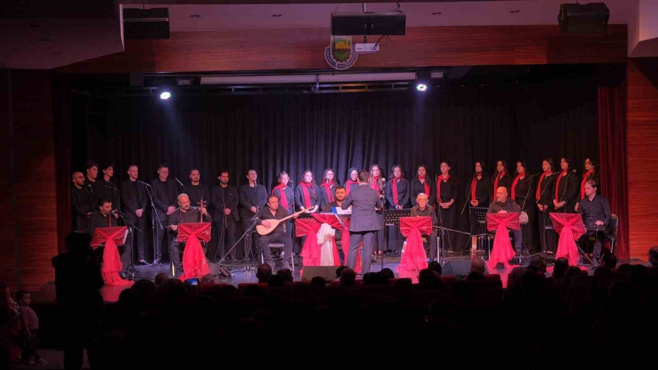 İNEGÖL BELEDİYESİ TÜRK HALK MÜZİĞİ GENÇLİK KOROSU, TÜRKÜLERLE ANADOLU KONSERİNDE SANATSEVERLERLE...
