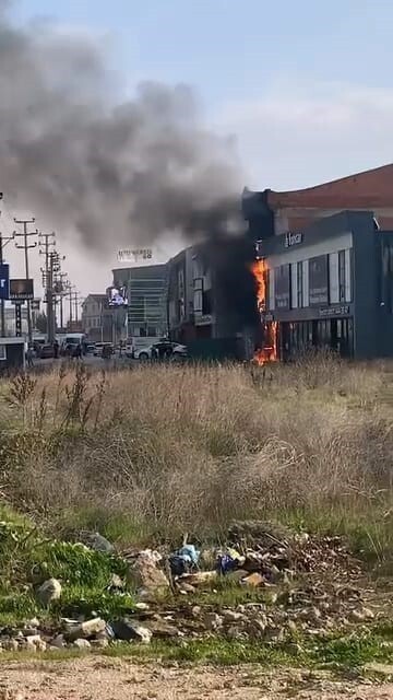 İNEGÖL İLÇESİNDE ELEKTRİK PANOSUNDA ÇIKAN YANGIN İŞYERLERİNE SIÇRADI. YANGIN SONUCUNDA 2 İŞYERİNDE...