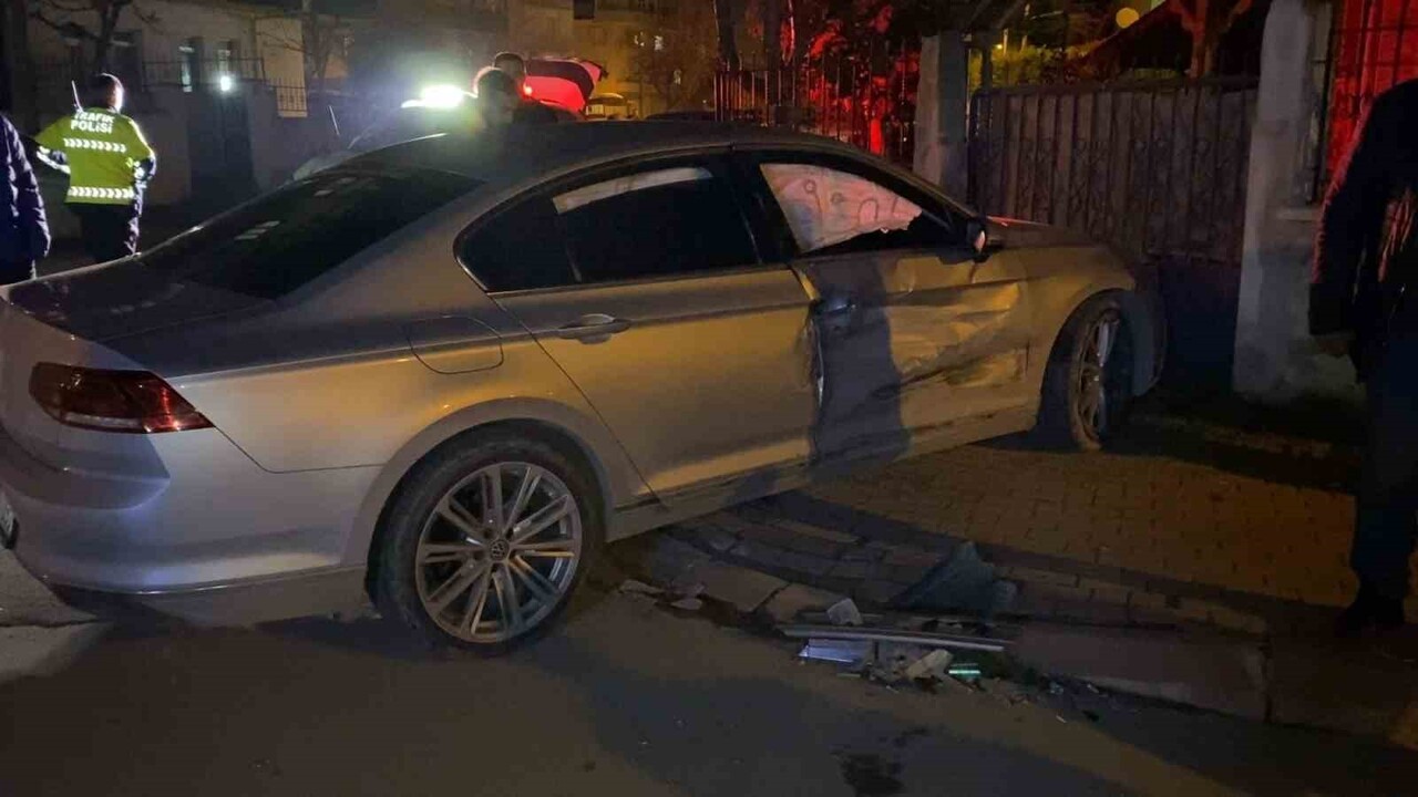 İNEGÖL İLÇESİNDE İKİ OTOMOBİLİN ÇARPIŞMASI SONUCU MEYDANA GELEN KAZADA 1 KİŞİ...