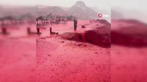 İran'ın güneyindeki Hürmüzgan eyaletinde bulunan Kızıl Sahil'de deniz suyu sabah saatlerinde...