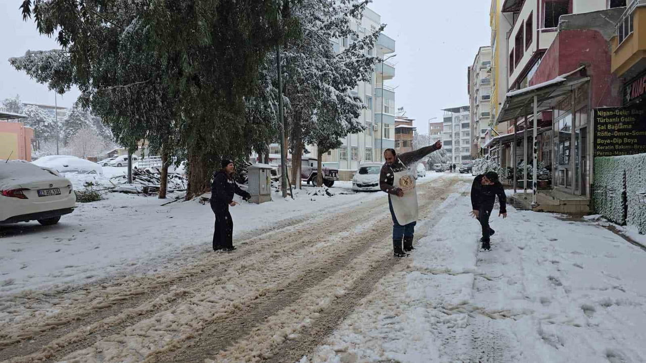 İSLAHİYE’DE GÜNLERDİR BEKLENEN VE GECE SAATLERİNDE BAŞLAYAN YOĞUN KAR YAĞIŞI, ETKİSİNİ ARTTIRARAK...