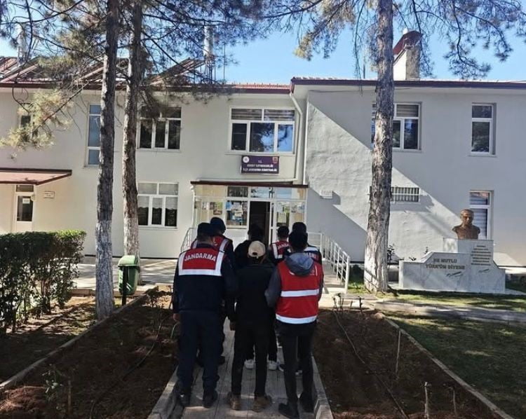 ISPARTA'DA JANDARMA EKİPLERİNCE MERKEZ İLÇE KADILAR KÖYÜ BÖLGESİNDE GERÇEKLEŞTİRİLEN DENETİMDE...