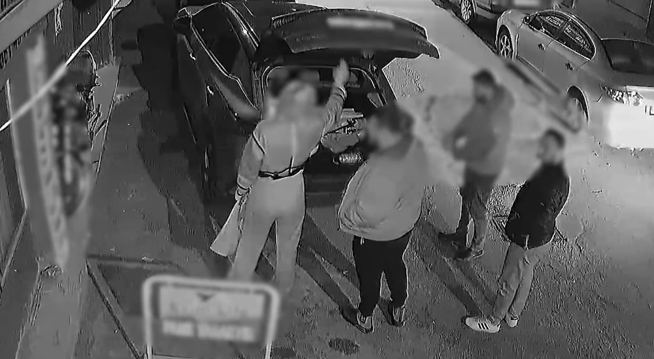 ISPARTA’DA GECE SAATLERİNDE KAR MASKELİ ŞAHISLAR TARAFINDAN BEYZBOL SOPALARIYLA DARBEDİLEN BİR...