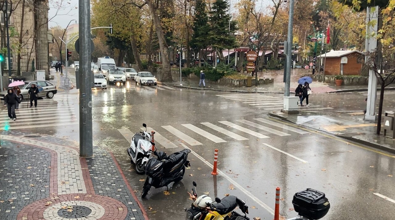 ISPARTA’DA GÜN BOYUNCA ARALIKLARLA DEVAM EDEN YAĞMUR AKŞAM SAATLERİNDE ŞİDDETLENİRKEN, METEOROLOJİ...