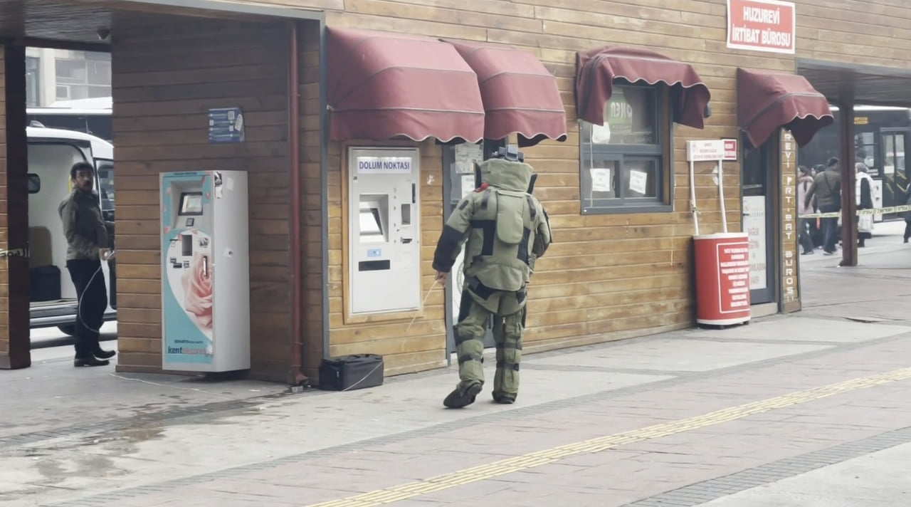 ISPARTA’NIN EN İŞLEK NOKTALARINDAN KAYMAKKAPI MEYDANI’NDA BIRAKILAN ŞÜPHELİ ÇANTA, POLİS...