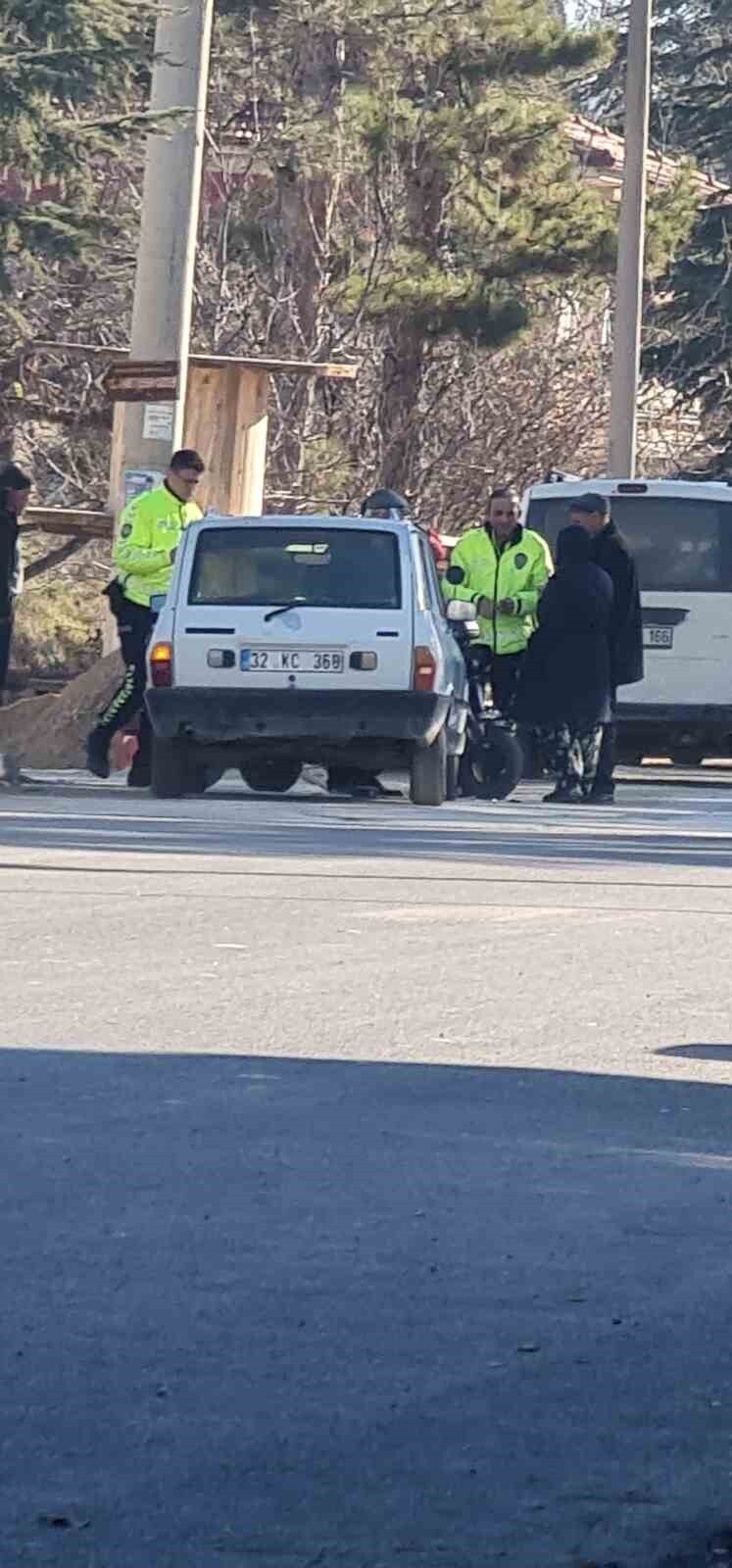 ISPARTA’NIN ŞARKİKARAAĞAÇ İLÇESİNDE ÜÇ TEKERLEKLİ ELEKTRİKLİ BİSİKLET İLE OTOMOBİLİN KAVŞAKTA...