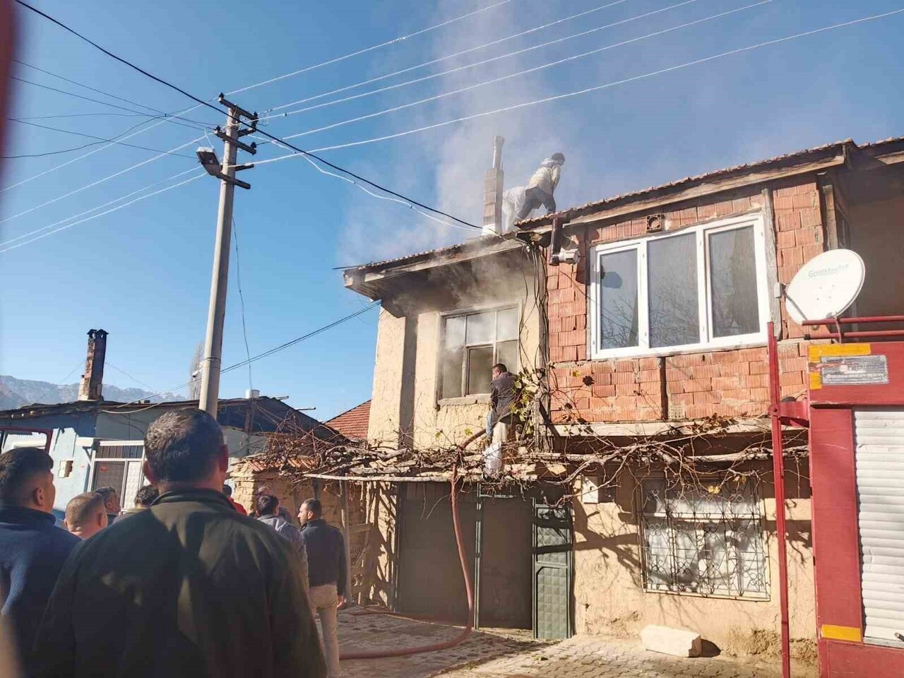 ISPARTA’NIN ŞARKİKARAAĞAÇ İLÇESİNE BAĞLI SALUR KÖYÜ’NDE SABAH SAATLERİNDE ÇIKAN YANGINDA İKİ KATLI...