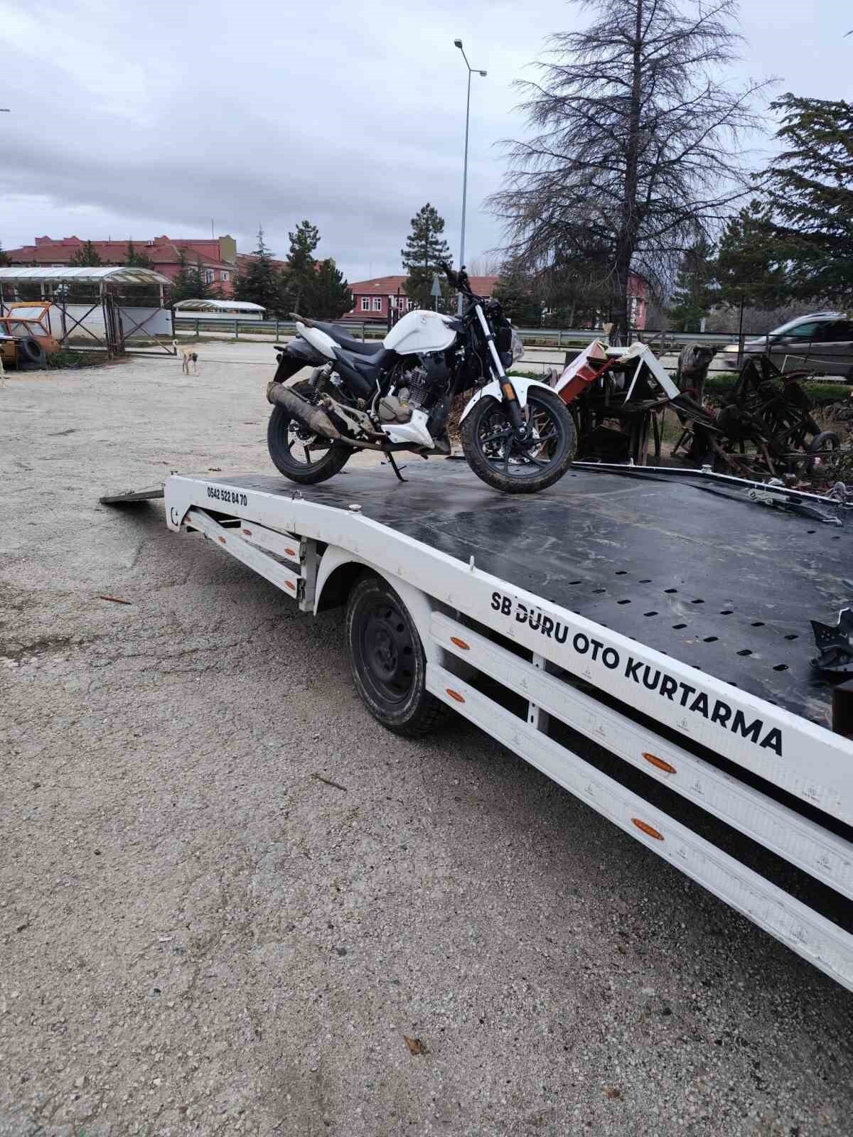 ISPARTA’NIN YALVAÇ İLÇESİNDE MOTOSİKLETİN GİDON HAKİMİYETİNİ KAYBEDEREK YOLA SAVRULAN 11 YAŞINDAKİ...