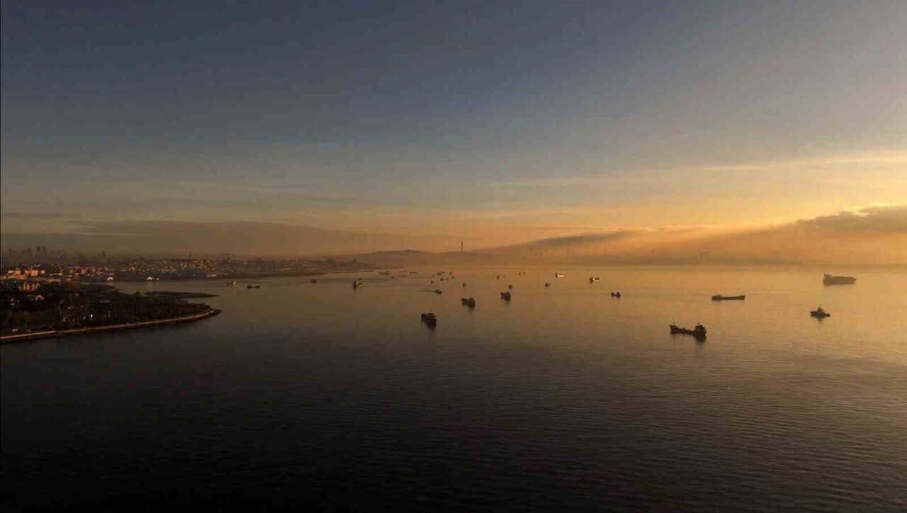 İSTANBUL'A ÇÖKEN PUS VE HAVA KİRLİLİĞİ DRON İLE GÖRÜNTÜLENDİ