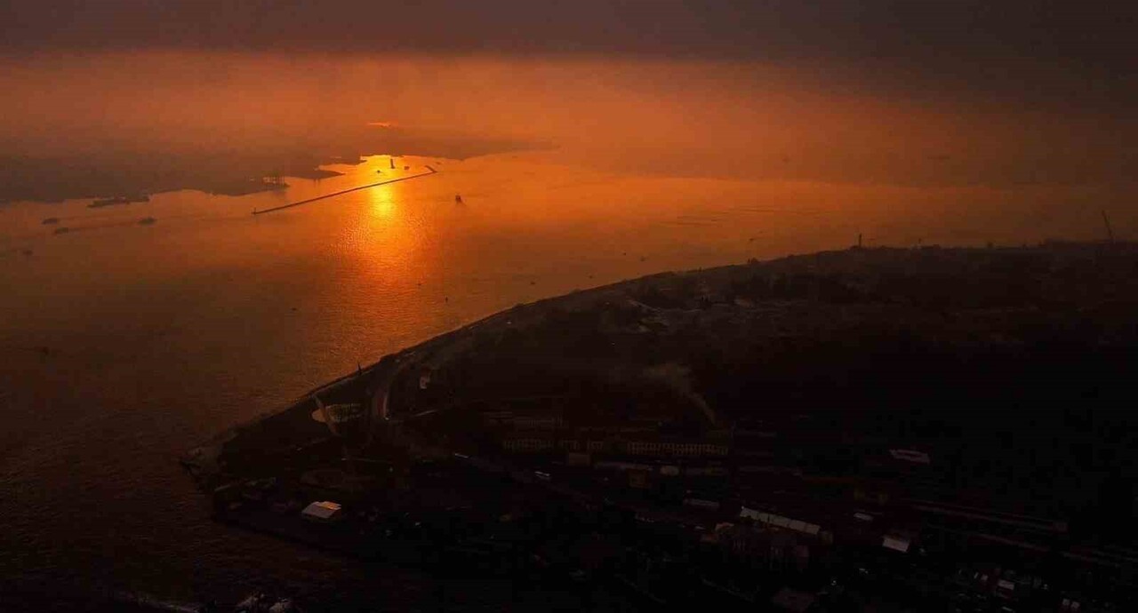 İSTANBUL'DA BOĞAZ ÇEVRESİNE ÇÖKEN PUS VE ETKİLİ OLAN HAVA KİRLİLİĞİ DRON İLE...