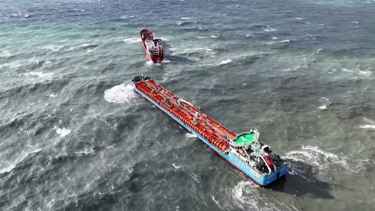 İSTANBUL'DA FLORYA AÇIKLARINDA AZERBAYCAN VE TÜRK BANDIRALI İKİ TANKERDEN ACİL DURUM ÇAĞRISI...