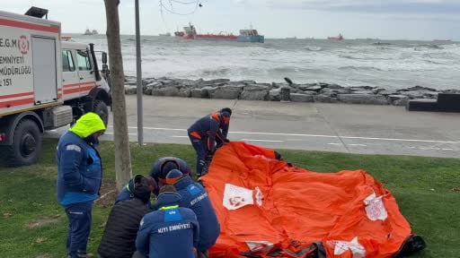 İstanbul'da iki tanker acil durum çağrısında bulundu