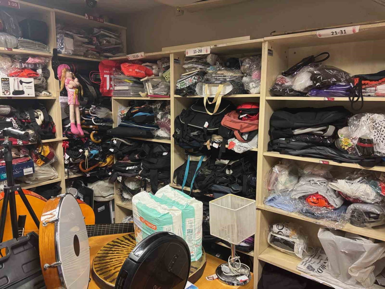 İSTANBUL'DA TOPLU TAŞIMA ARAÇLARINDA UNUTULAN BİNLERCE EŞYA İETT'NİN KARAKÖY'DEKİ BİNASINDA...