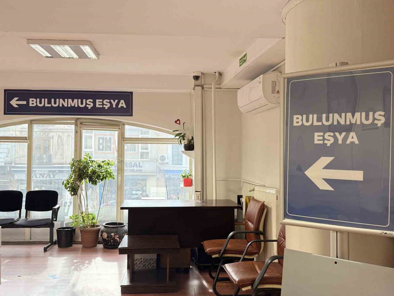 İSTANBUL'DA TOPLU TAŞIMA ARAÇLARINDA UNUTULAN BİNLERCE EŞYA İETT'NİN KARAKÖY'DEKİ BİNASINDA...