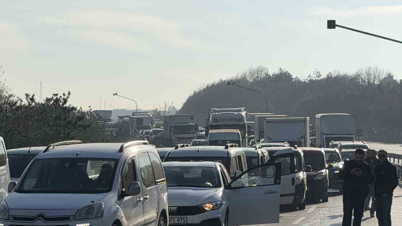 İSTANBUL'UN ARNAVUTKÖY İLÇESİNDE BİR KAMYONET VE İKİ OTOMOBİLİN KARIŞTIĞI ZİNCİRLEME TRAFİK...