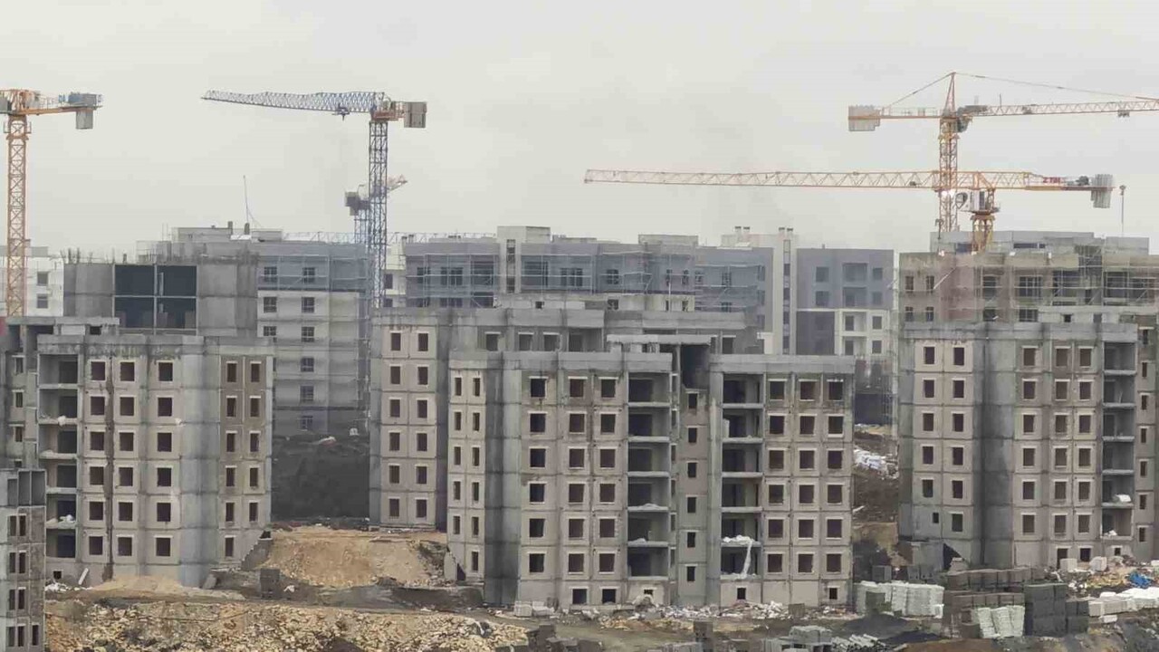 İSTANBUL'UN ARNAVUTKÖY İLÇESİNDEKİ KONUT PROJESİ İNŞAATINDA ÇALIŞAN BİR İŞÇİ, ASANSÖR BOŞLUĞUNA...