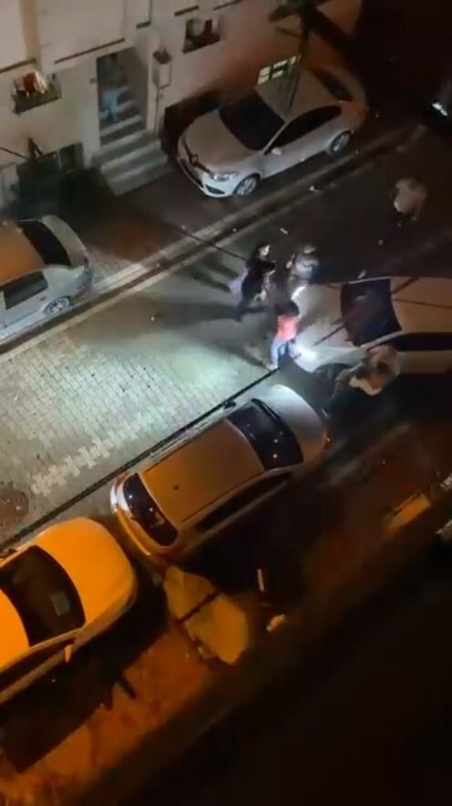 İSTANBUL'UN ESENYURT İLÇESİNDE KOMŞULARIN PARK YERİ KAVGASINDA ORTALIK SAVAŞ ALANINA DÖNDÜ....