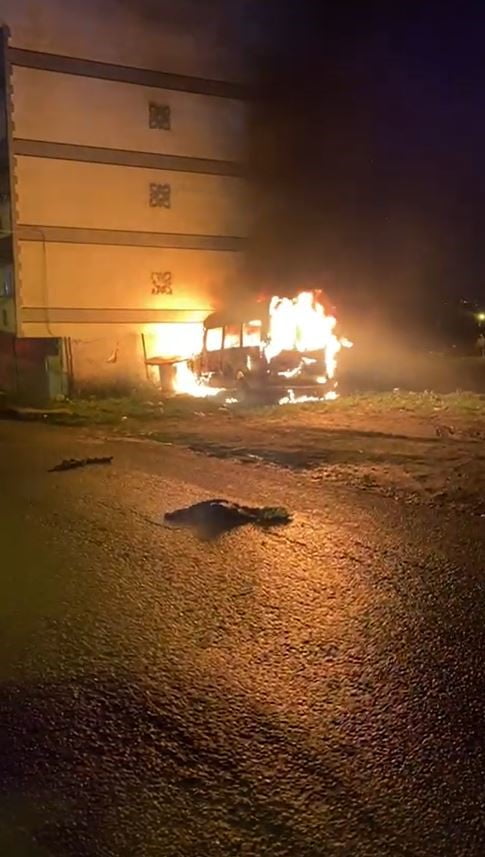 İSTANBUL AVCILAR’DA SEYİR HALİNDEKİ MİNİBÜS BİLİNMEYEN BİR NEDENLE ALEV ALEV YANDI.