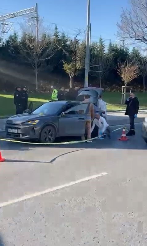 İSTANBUL BAKIRKÖY'DE SEYİR HALİNDEKİ ARACA DÜZENLENEN SİLAHLI SALDIRIDA SÜRÜCÜ HAYATINI KAYBETTİ....