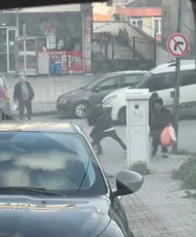 İSTANBUL BAŞAKŞEHİR'DE İKİ ÇOCUK ARASINDA ÇIKAN YUMRUKLU KAVGA CEP TELEFONU KAMERASINA...