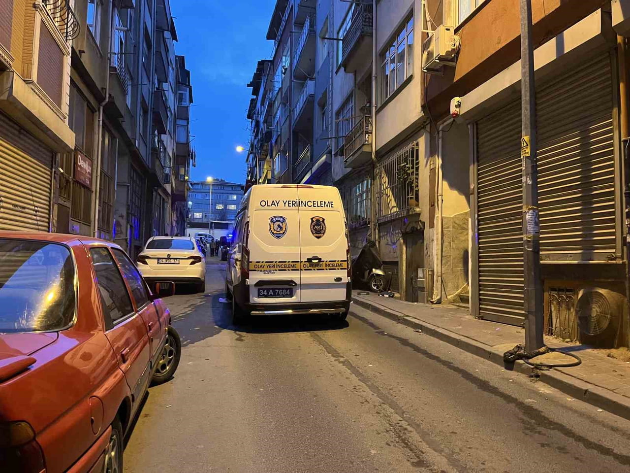 İSTANBUL BAYRAMPAŞA’DA CAM SİLERKEN 3. KATTAN DÜŞEN BİR KADIN AĞIR YARALANDI.