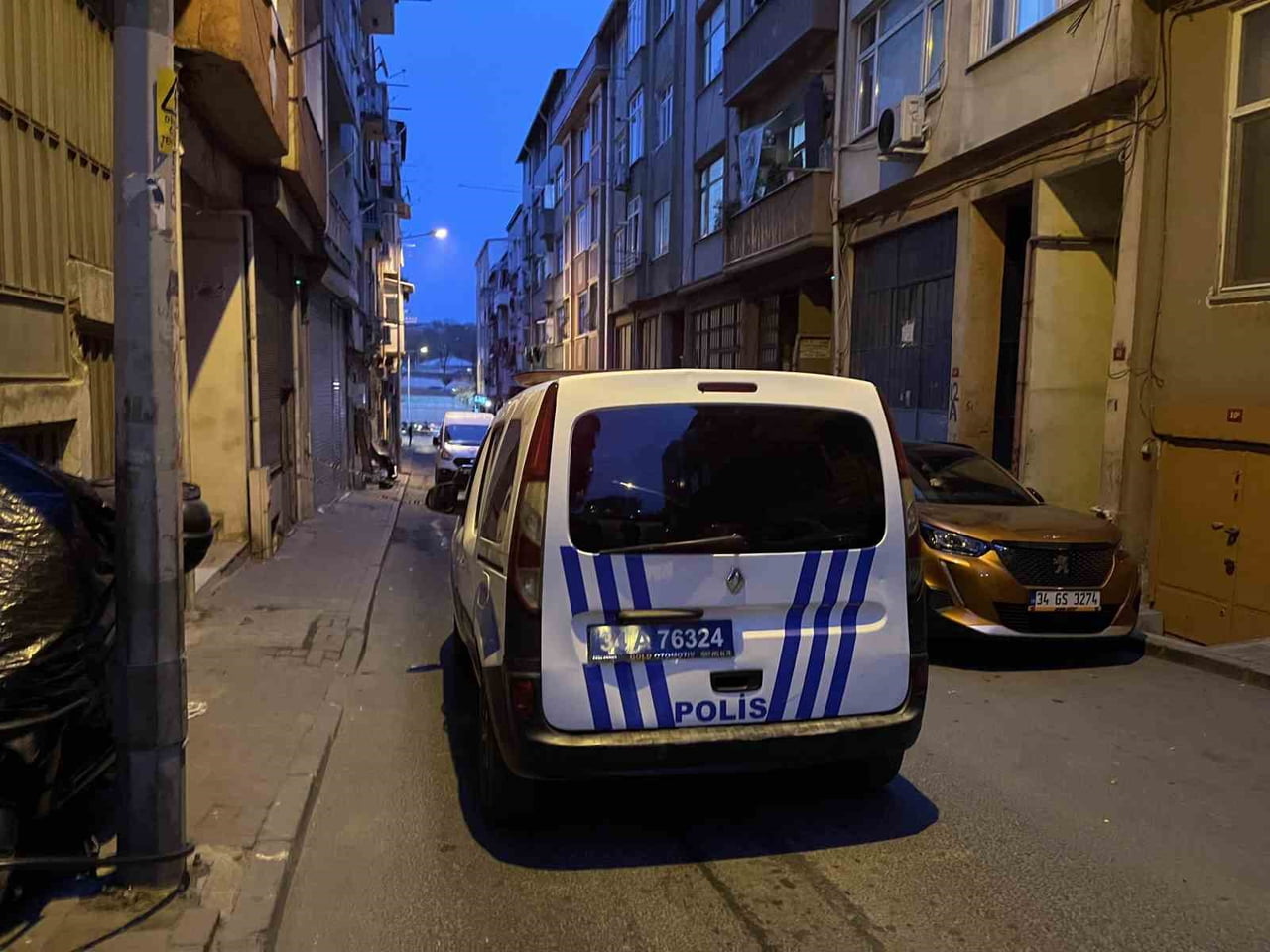 İSTANBUL BAYRAMPAŞA’DA CAM SİLERKEN 3. KATTAN DÜŞEN BİR KADIN AĞIR YARALANDI.