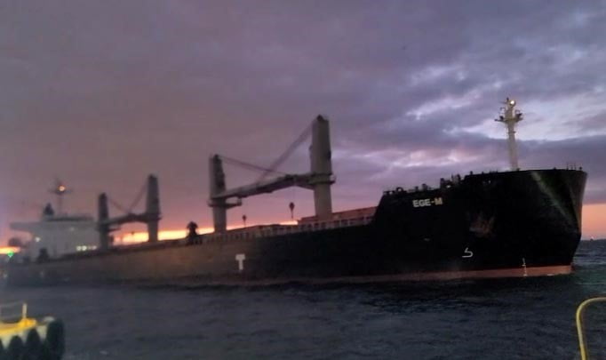 İSTANBUL BEŞİKTAŞ AÇIKLARINDA MAKİNA ARIZASI NEDENİYLE SÜRÜKLENEN KURU YÜK GEMİSİ, İSKELEYE...