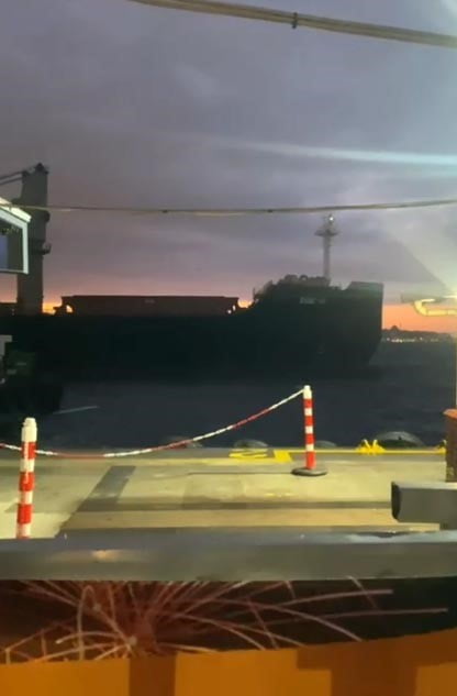 İSTANBUL BEŞİKTAŞ AÇIKLARINDA MAKİNA ARIZASI NEDENİYLE SÜRÜKLENEN KURU YÜK GEMİSİ, İSKELEYE...