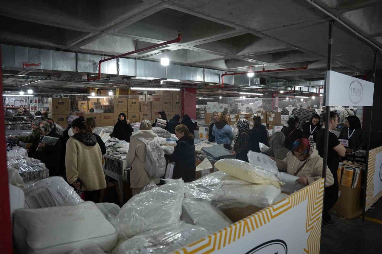 İSTANBUL’DA BAHÇELİEVLER’DE BULUNAN AVM’DE DÜZENLENEN "GARAJ GÜNLERİ" İSİMLİ GELENEKSEL İNDİRİM...