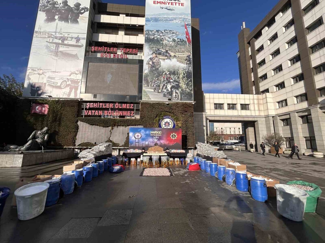 İSTANBUL’DA POLİS EKİPLERİNCE SON BİR AYDA DÜZENLENEN OPERASYONLARDA 1 TON 144 KİLO UYUŞTURUCU...
