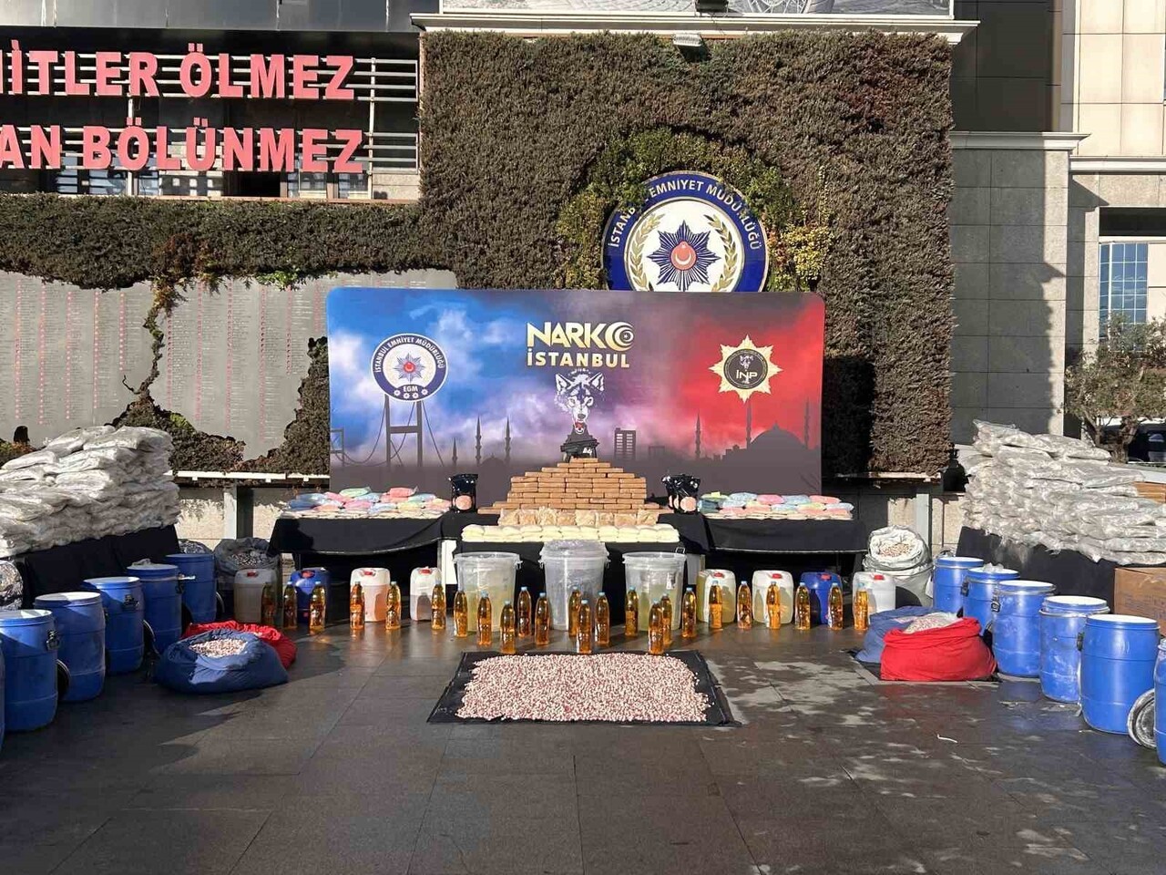 İSTANBUL’DA POLİS EKİPLERİNCE SON BİR AYDA DÜZENLENEN OPERASYONLARDA 1 TON 144 KİLO UYUŞTURUCU...