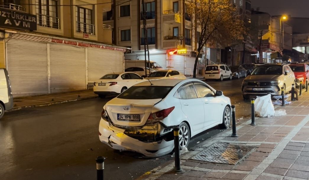 İSTANBUL ESENYURT'TA, SEYİR HALİNDEKİ HAFİF TİCARİ ARAÇ SÜRÜCÜSÜ, DİREKSİYON HAKİMİYETİNİ...