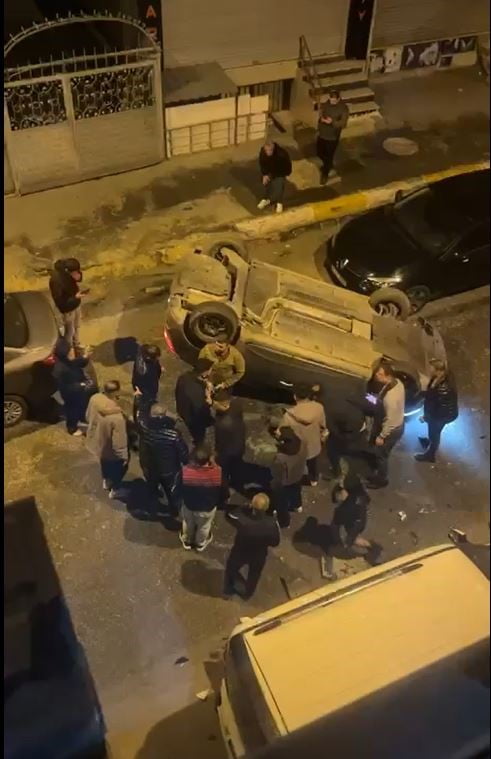 İSTANBUL ESENYURT’TA ALKOLLÜ OLDUĞU İDDİA EDİLEN SÜRÜCÜ, ÖNCE PARK HALİNDEKİ ARACA ÇARPTI...