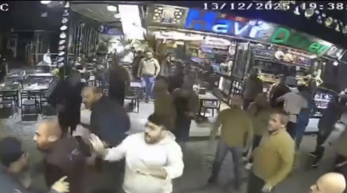 İSTANBUL FATİH’TE BİR İŞ YERİNİN ÖNÜNDE 'YER İŞGALİ' SEBEBİYLE İKİ BÜFENİN ÇALIŞANLARI ARASINDA...