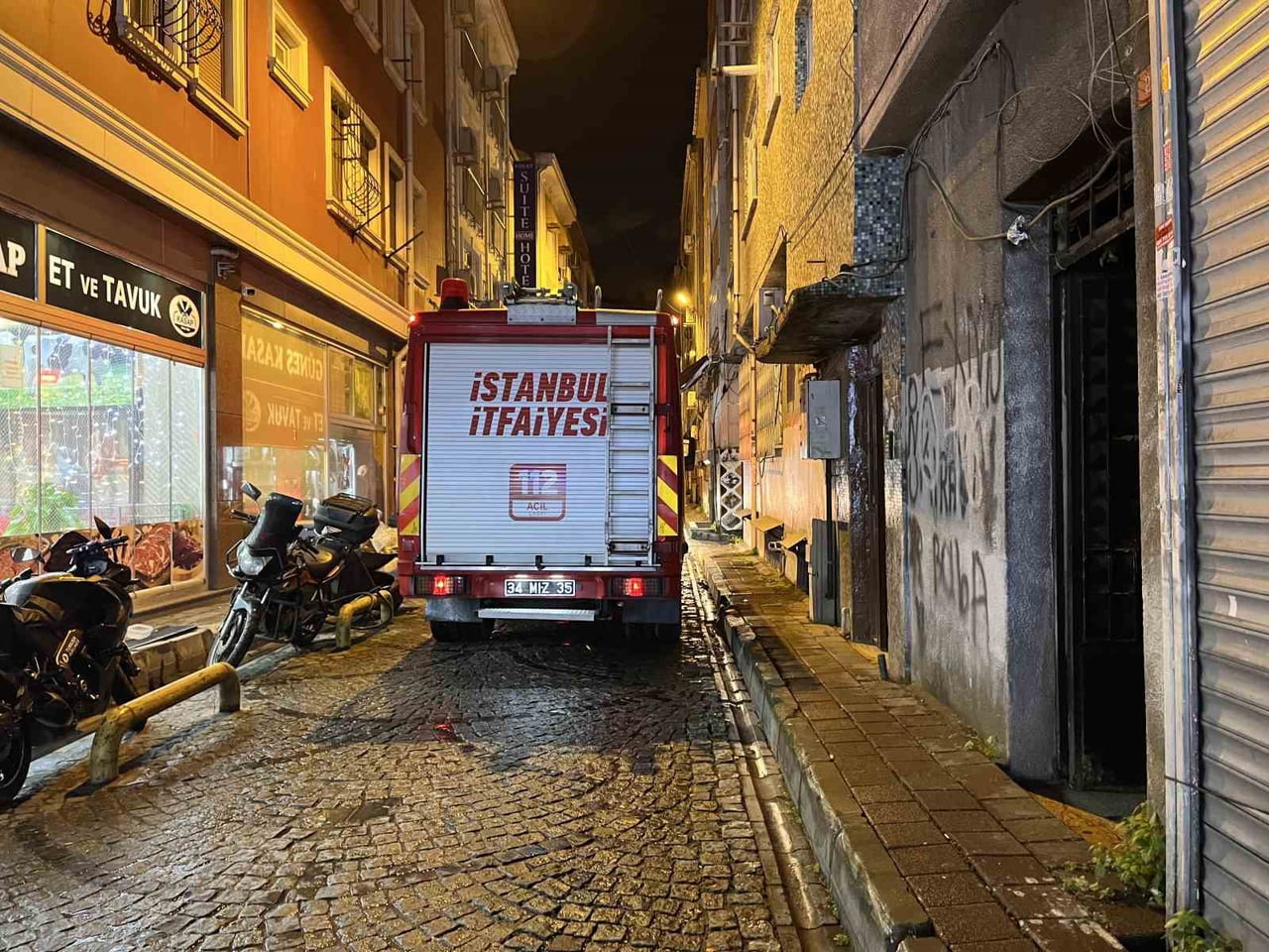 İSTANBUL FATİH’TE OTOPARKTA ÇIKAN YANGIN İKİ KATLI BİNAYA SIÇRADI. YANGIN, İTFAİYE EKİPLERİNCE...