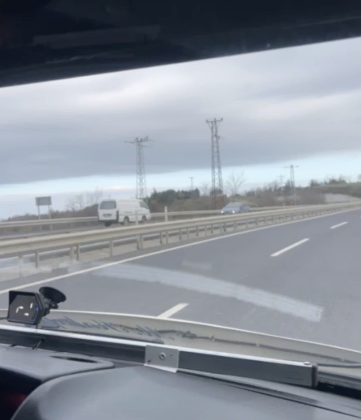 İSTANBUL HAVALİMANI YOLUNDA BİR SÜRÜCÜ KİLOMETRELERCE TERS YÖNDEN İLERLEYEREK TRAFİĞİ TEHLİKEYE...