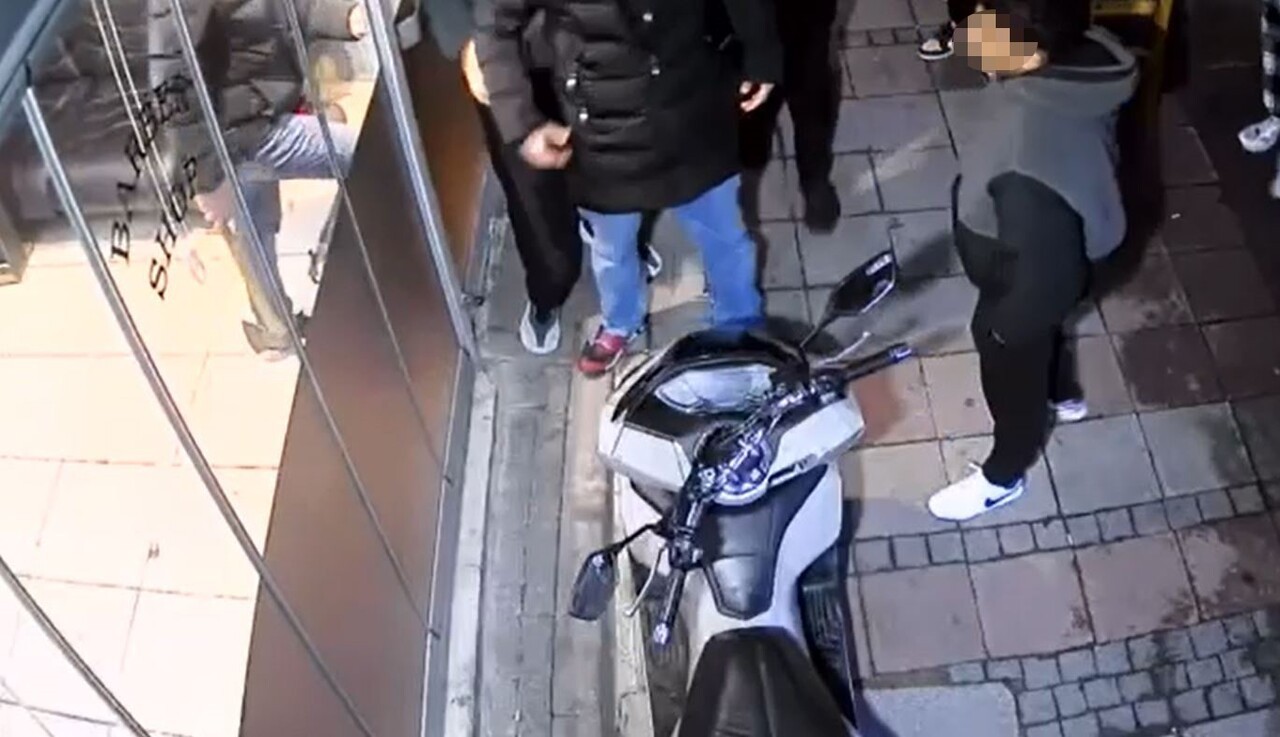 İSTANBUL KAĞITHANE'DE ALACAK-VERECEK MESELESİ NEDENİYLE KUAFÖR DÜKKANINA DÜZENLENEN BALTALI...