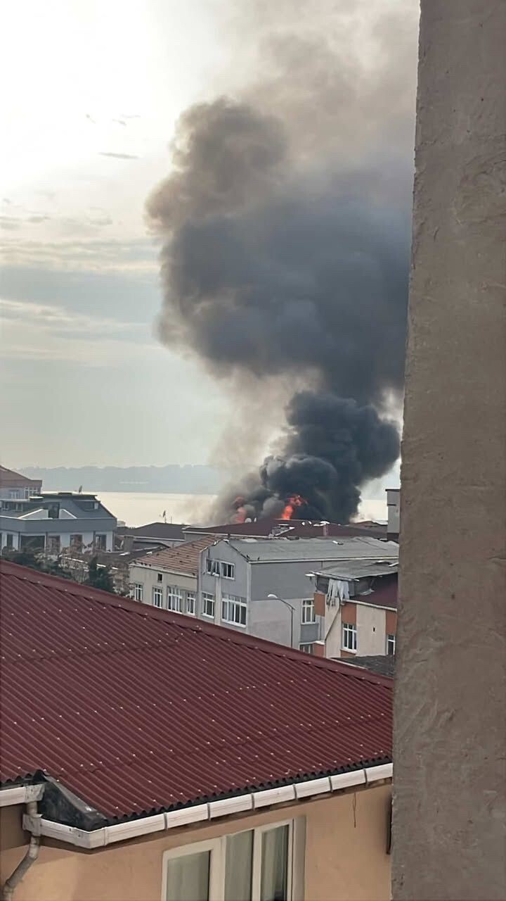 İSTANBUL KÜÇÜKÇEKMECE'DE 4 KATLI BİNANIN ÇATI KATINDA ÇIKAN YANGIN PANİĞE NEDEN OLDU. BİNA...