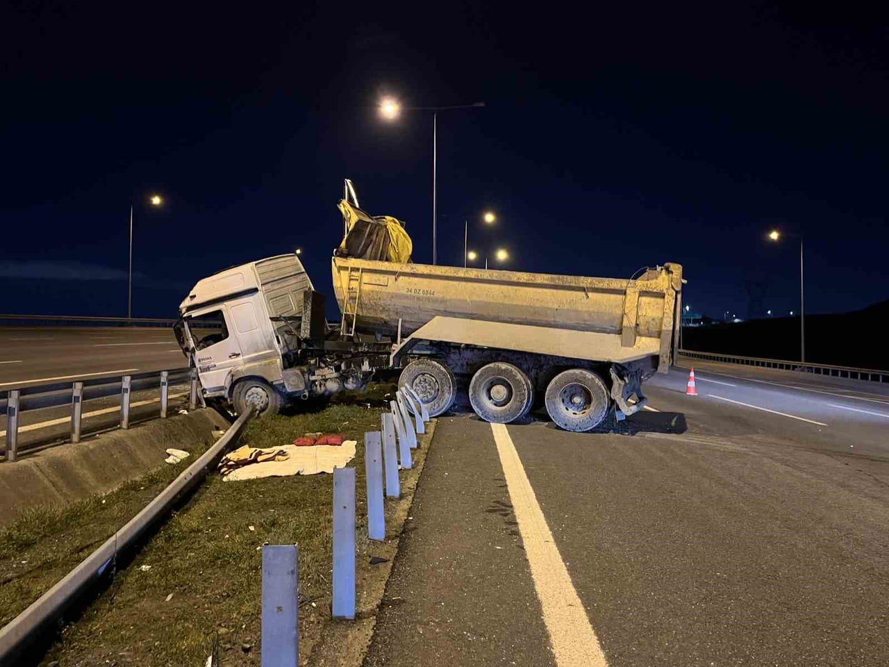 İSTANBUL KUZEY MARMARA OTOYOLU BAŞAKŞEHİR MEVKİİNDE SEYİR HALİNDEKİ HAFRİYAT KAMYONU ÖNCE SERBEST...