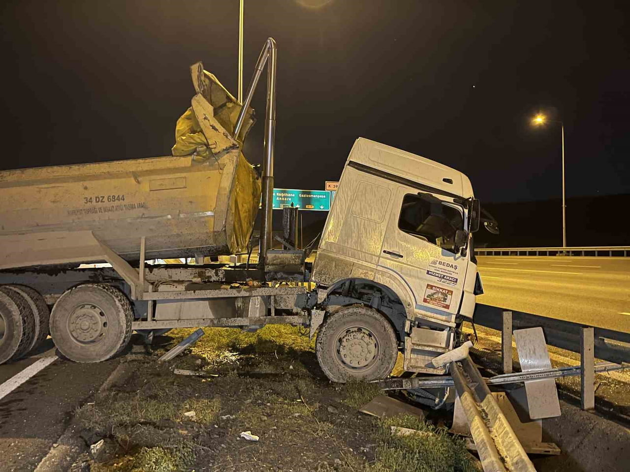 İSTANBUL KUZEY MARMARA OTOYOLU BAŞAKŞEHİR MEVKİİNDE SEYİR HALİNDEKİ HAFRİYAT KAMYONU ÖNCE SERBEST...