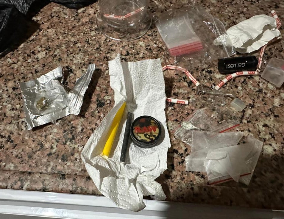 İSTANBUL MERKEZLİ 4 İLDE DÜZENLENEN OPERASYONLARDA KOKAİN, ESRAR VE UYUŞTURUCU İÇMEKTE KULLANILAN...