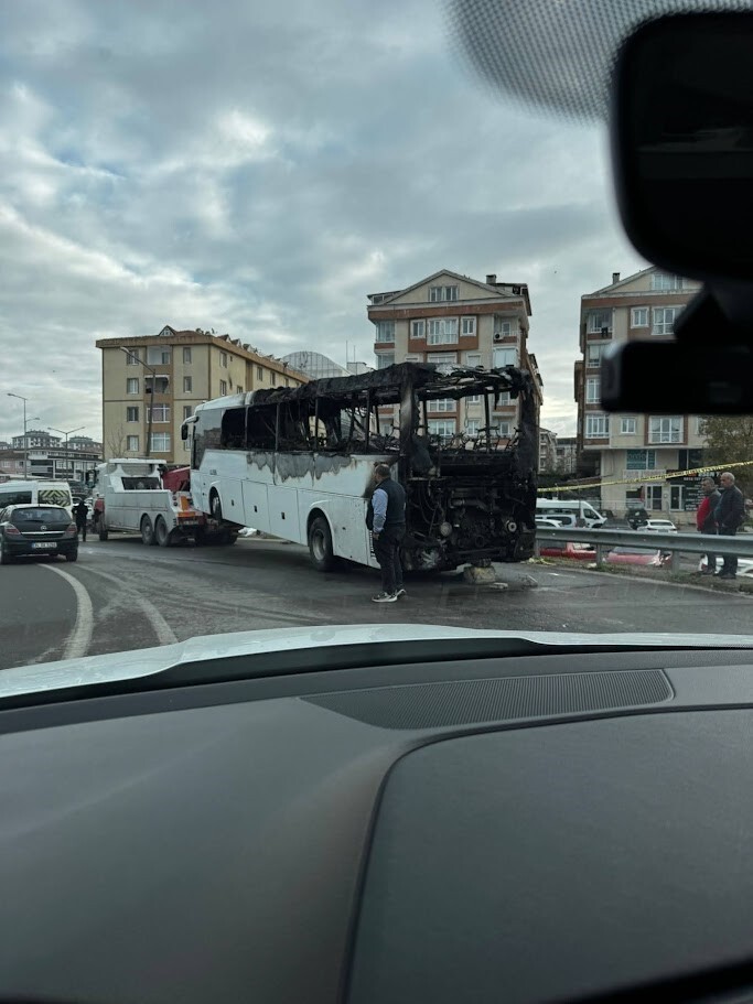 İSTANBUL SİLİVRİ'DE SEYİR HALİNDEKİ İŞÇİ SERVİSİNDE, BİLİNMEYEN BİR NEDENLE YANGIN ÇIKTI. SÜRÜCÜ...