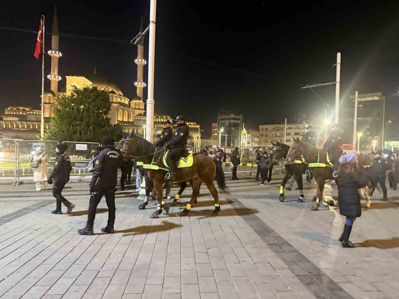 İSTANBUL TAKSİM’DE YILBAŞINA SAATLER KALA DEVRİYE GEZEN ATLI POLİSLER, İSTİKLAL CADDESİ’NDE...
