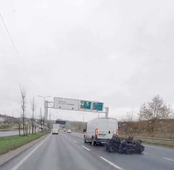 İSTANBUL’UN SULTANGAZİ İLÇESİNDE BİR SÜRÜCÜNÜN PANELVAN ARACIN ARKASINA BAĞLADIĞI ÇOK SAYIDA...