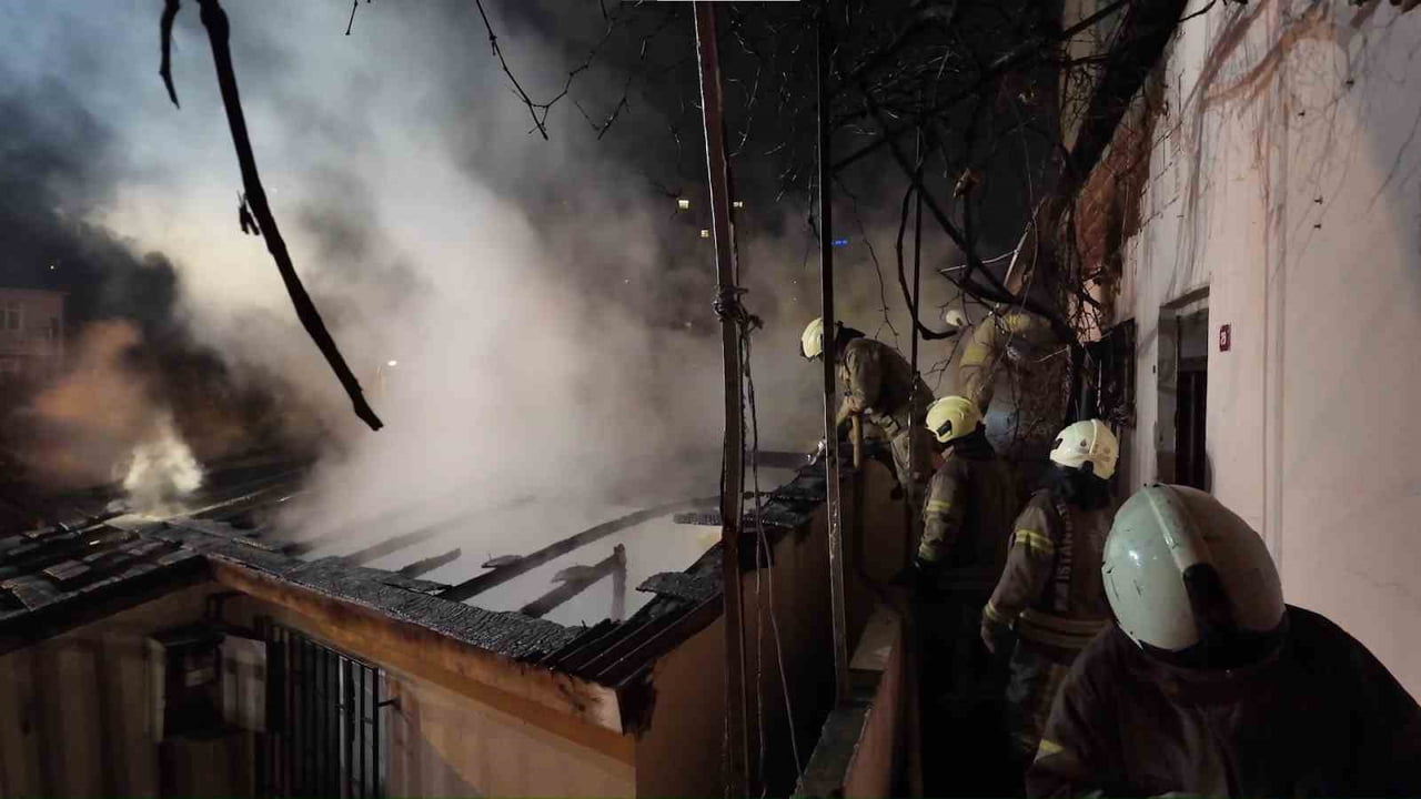 İSTANBUL’UN ÜMRANİYE İLÇESİNE BAĞLI ELMALIKENT MAHALLESİ ÇELİKLER SOKAK’TA GECE SAATLERİNDE BİR...