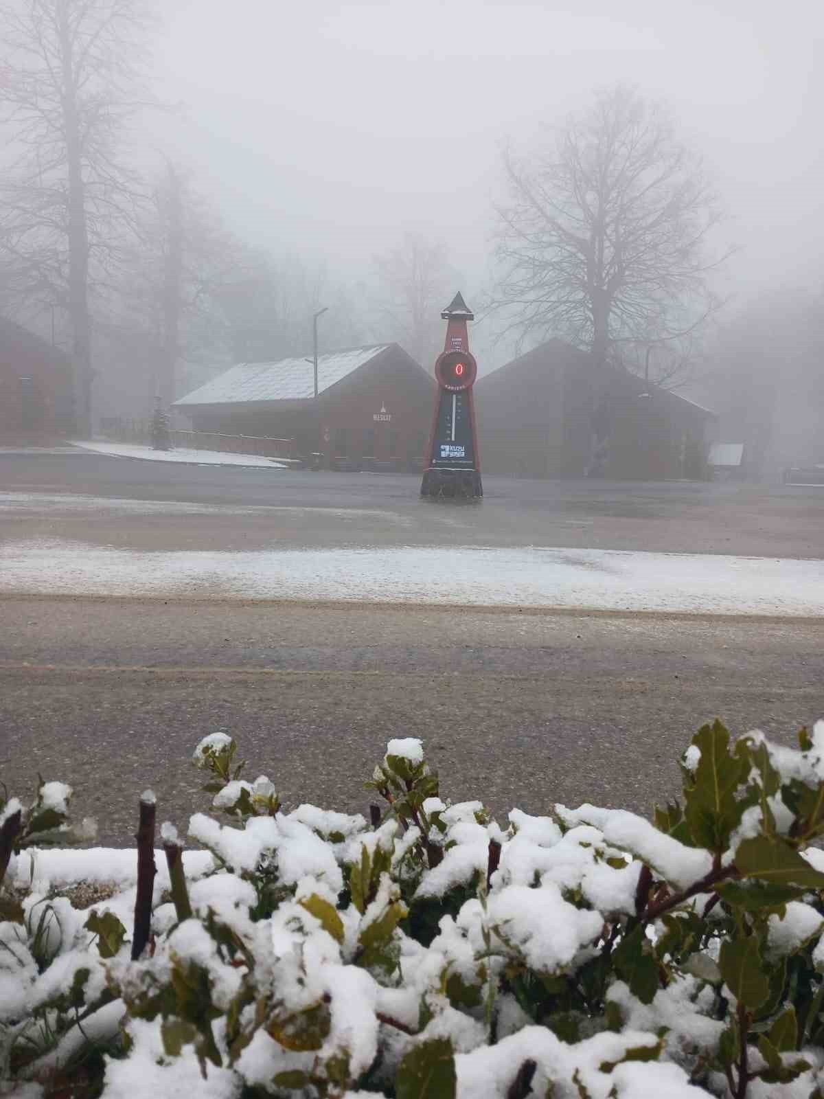 İSTANBUL’UN YANI BAŞINDAKİ ÖNEMLİ KIŞ TURİZM MERKEZLERİNDEN KARTEPE’DE KAR YAĞIŞI ETKİSİNİ...